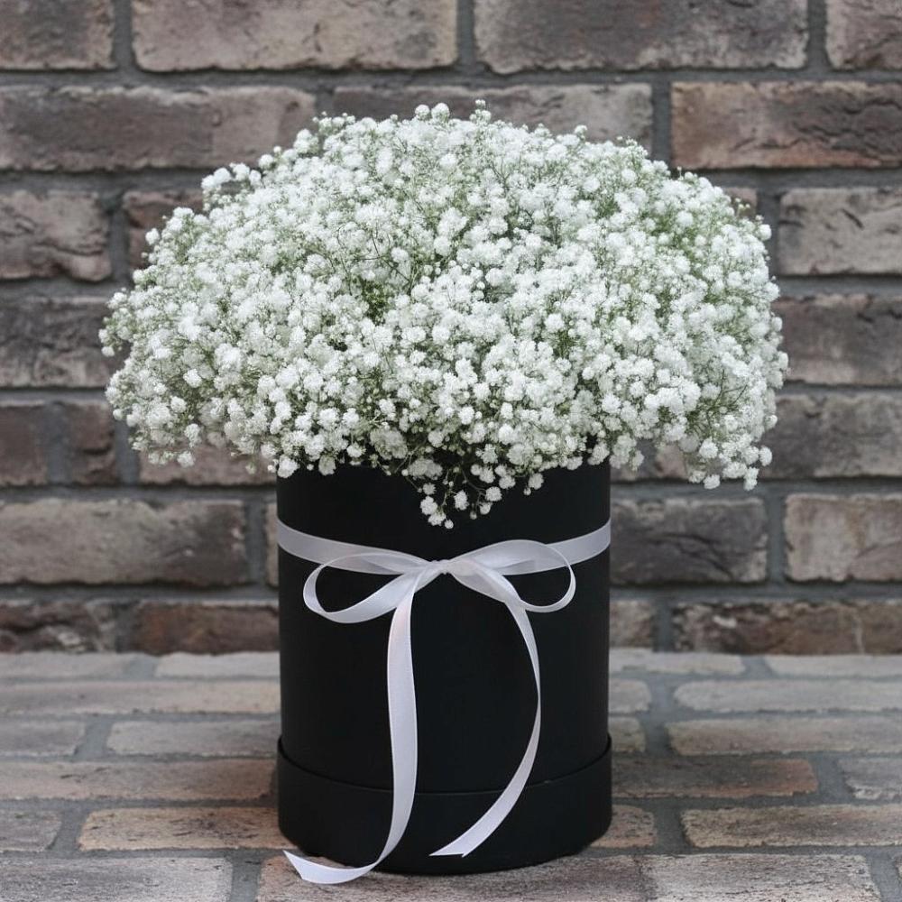 Цветочная композиция из Гипсофила в шляпной коробке в Краснознаменский