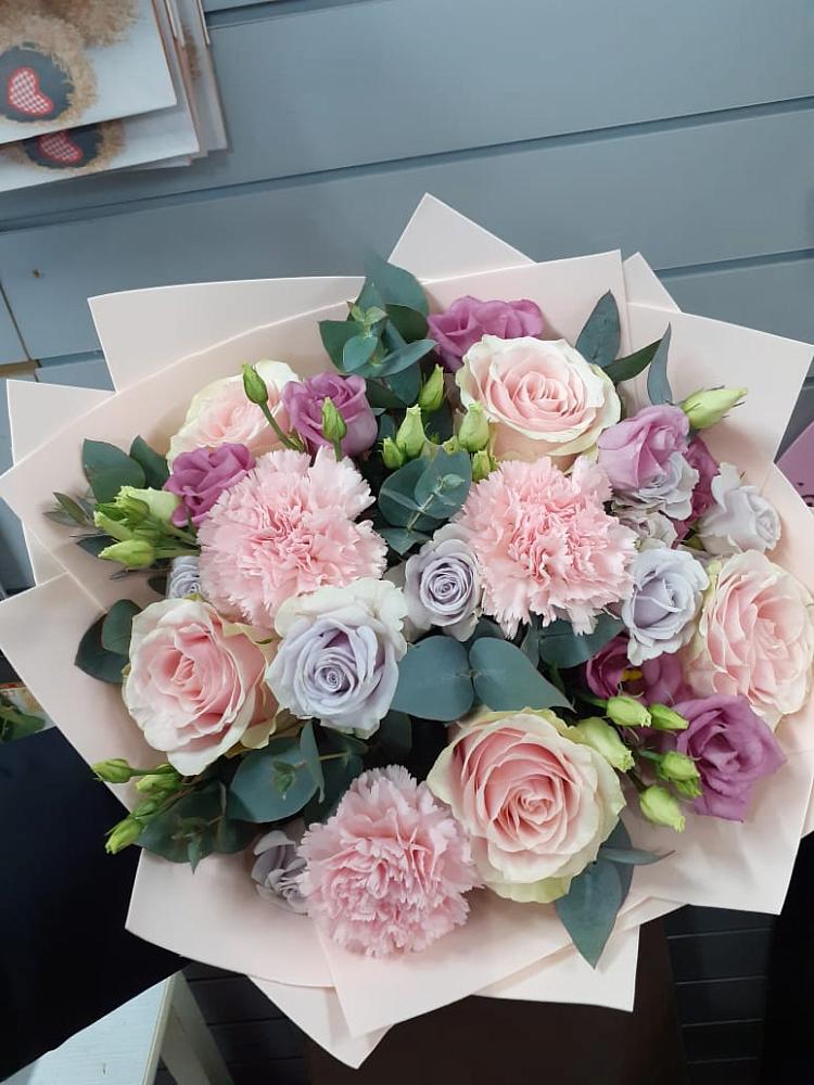 Букет цветов из: Розы, Гвоздики и Лизиантусы в Краснознаменский